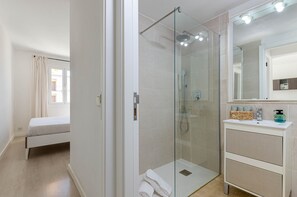 Baignoire, sèche-cheveux, serviettes fournies