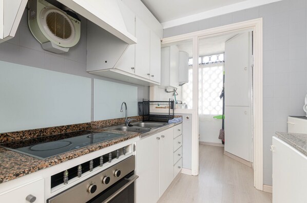 Een koelkast, een microgolfoven, een oven