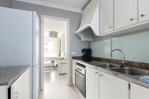 Jääkaappi, mikroaaltouuni, uuni, kahvin-/teenkeitin