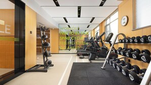 A gym with exercise equipment, a mirror, and a wall clock. - Home2 Suites by Hilton Chengdu Kuanzhai Alley (Chengdu)