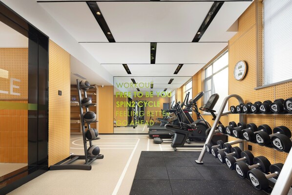 A gym with exercise equipment, a mirror, and a wall clock. - Home2 Suites by Hilton Chengdu Kuanzhai Alley (Chengdu)
