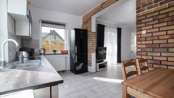 Een koelkast, een kookplaat, een vaatwasser