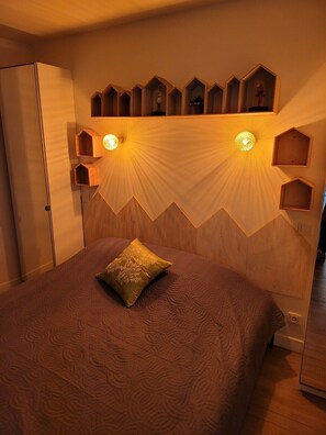 1 Schlafzimmer, Schreibtisch, Bügeleisen/Bügelbrett, Reisekinderbett