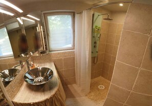 Dusche, Haartrockner, Handtücher