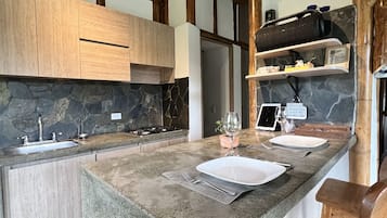 Refrigerador, parrilla de estufa, cafetera y tetera y licuadora