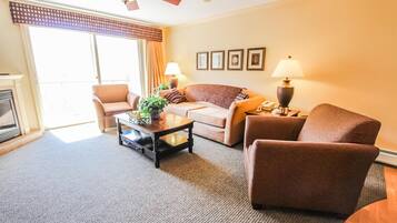 Télévision, cheminée, lecteur de DVD, table de tennis de table