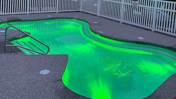 Alberca techada y alberca climatizada