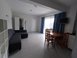 Living area - ApartamentopraiadoAlmoxarife has a peaceful view over the fields and the ocean. (Horta)