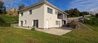 ApartamentopraiadoAlmoxarife has a peaceful view over the fields and the ocean.