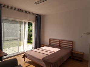 2 bedrooms, Internet, bed sheets - ApartamentopraiadoAlmoxarife has a peaceful view over the fields and the ocean. (Horta)
