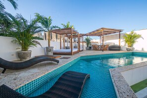 Sisäuima-allas, ulkouima-allas