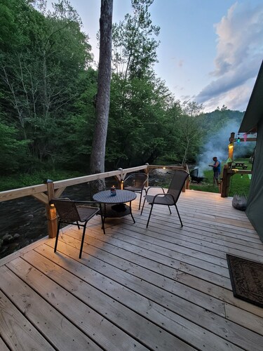 Glamping Creekside w/ Private Deck and Bath House
