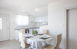 Dining - Amazing apartment in Jesenice with WiFi (Jesenice)