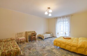 2 habitaciones, cuna de viaje y ropa de cama 