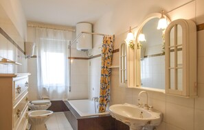 Bathtub - Beautiful apartment in Cessaniti (Cessaniti)