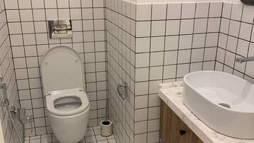 Dusche, Haartrockner, Bidet, Handtücher