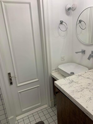 Douche, sèche-cheveux, bidet, serviettes fournies