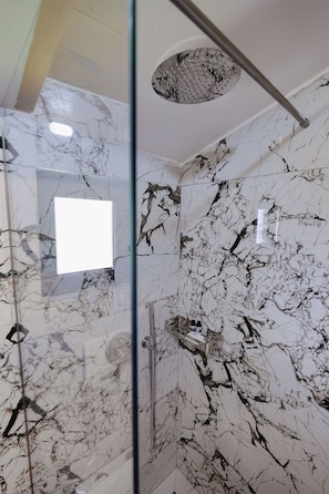 Habitació quàdruple familiar | Bany | Dutxa, sabatilles i tovalloles