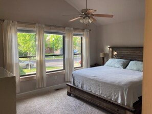 3 Schlafzimmer, Schreibtisch, Reisekinderbett, WLAN