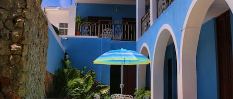 Una piscina al aire libre