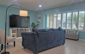 智能电视、壁炉、书