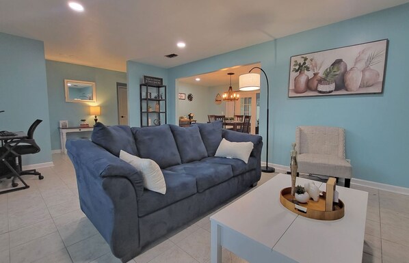 智能电视、壁炉、书