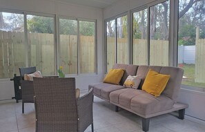 智能电视、壁炉、书