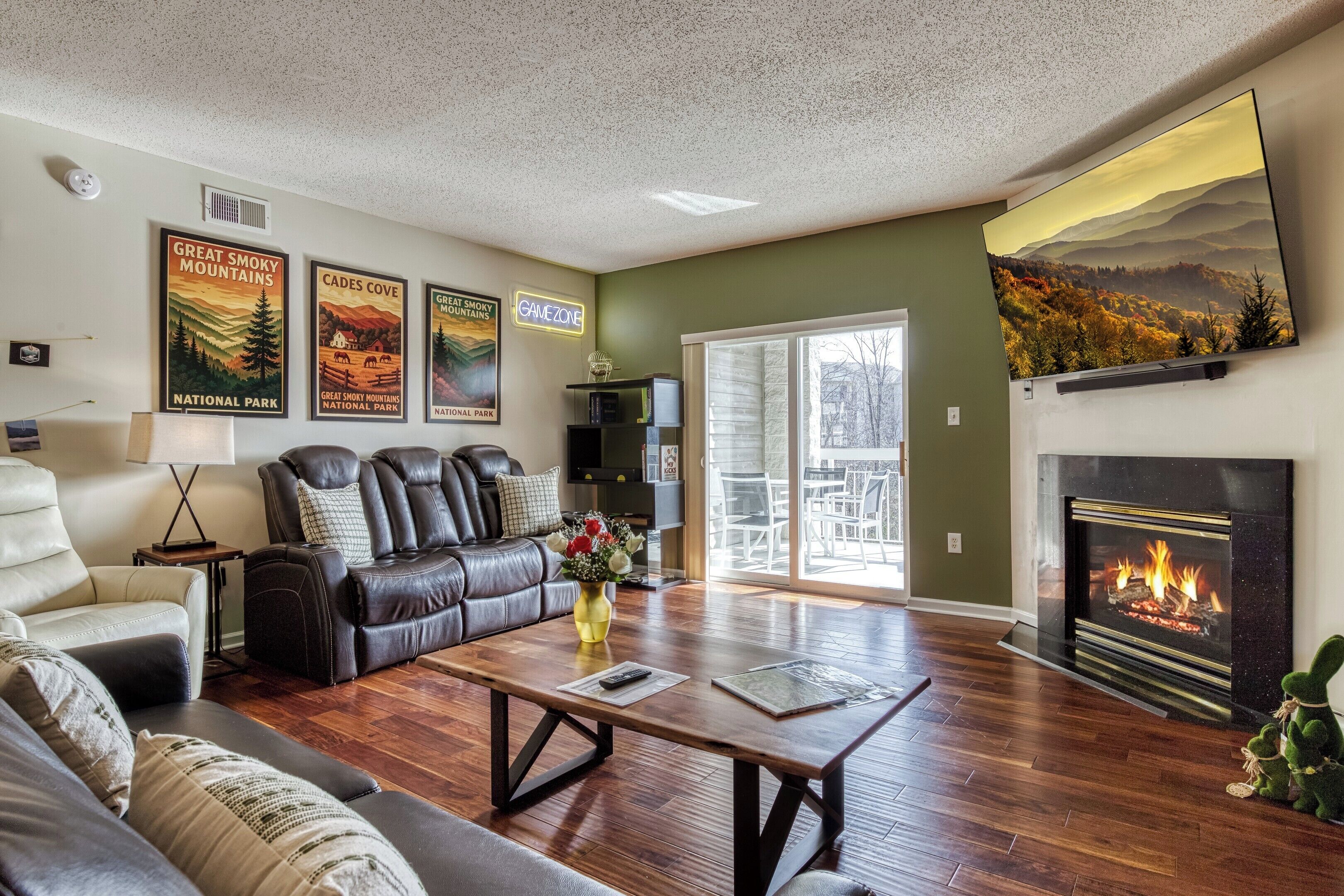 スマートテレビ、暖炉、書庫