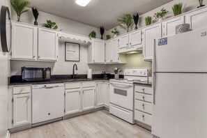 Fridge, microwave, oven, stovetop - 5 Min to Dollywood • 23 FREE Tickets Daily • Ground Floor King Suite • Pools (Pigeon Forge)