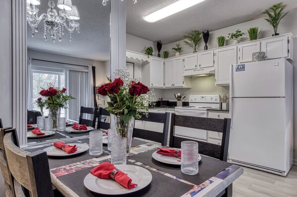 Dining - 5 Min to Dollywood • 23 FREE Tickets Daily • Ground Floor King Suite • Pools (Pigeon Forge)