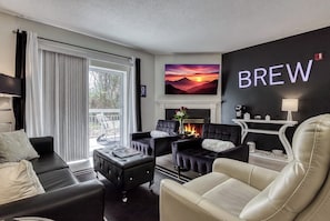 Smart TV, fireplace - Easy Peasy PF~NO STAIRS | Free Tix | Indoor Pool (Pigeon Forge)