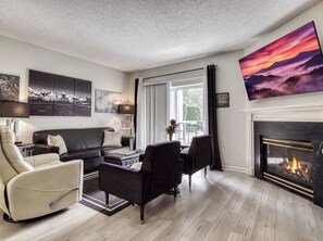 Smart TV, fireplace - Easy Peasy PF~NO STAIRS | Free Tix | Indoor Pool (Pigeon Forge)