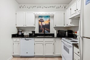 冰箱、微波炉、烤箱、炉灶