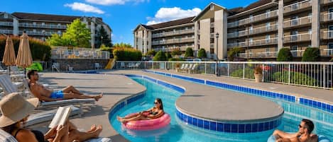 Una piscina cubierta, una piscina climatizada