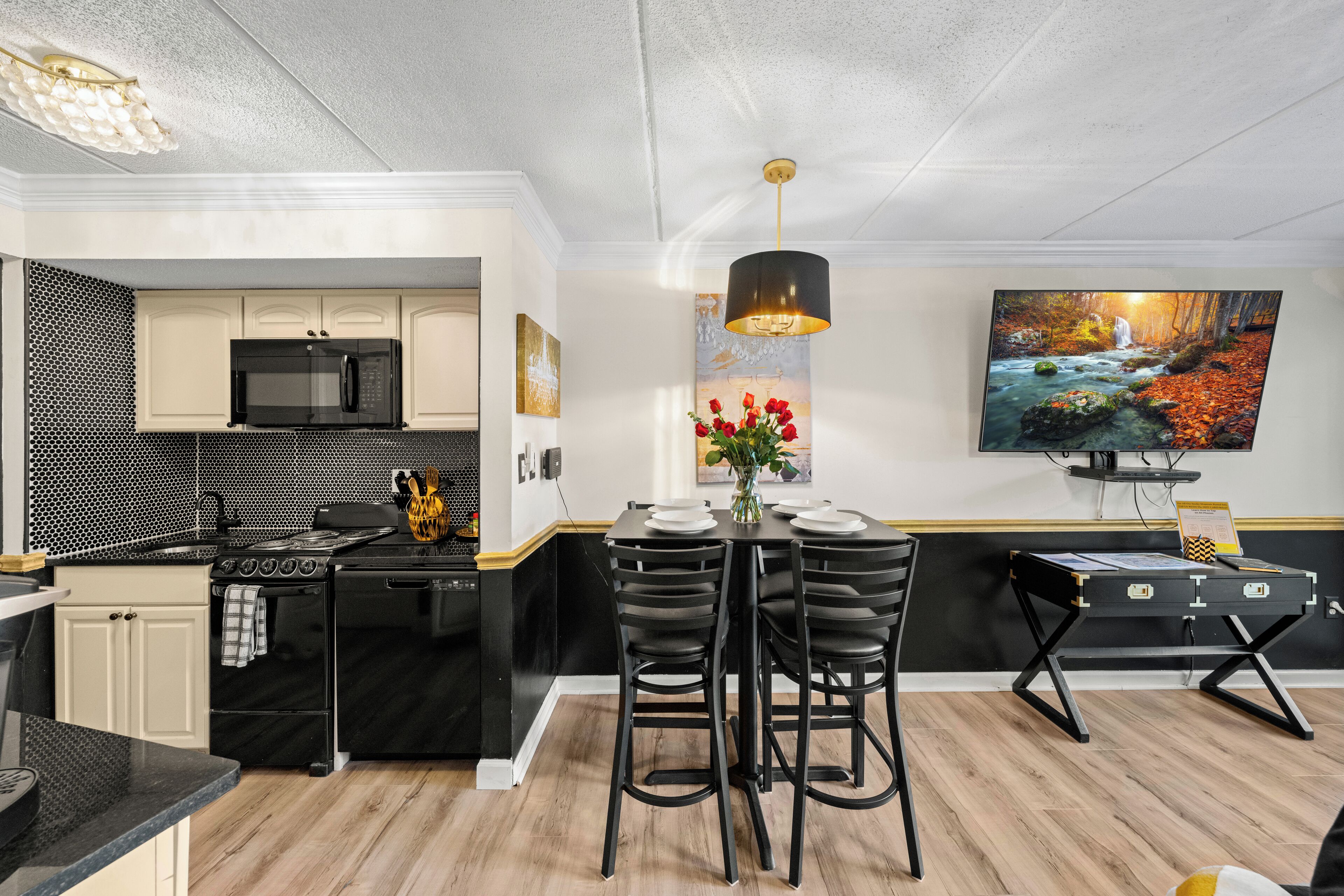 Een koelkast, een microgolfoven, een oven, een kookplaat