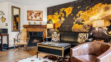 Een televisie en een open haard