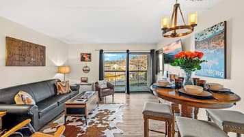 Een televisie en een open haard