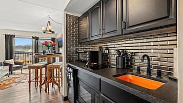 Een koelkast, een magnetron, een kookplaat, een vaatwasser