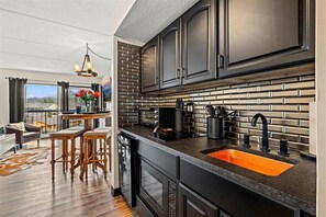 Jääkaappi, mikroaaltouuni, liesi, astianpesukone