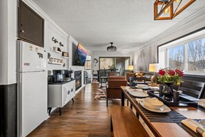 Interior - Corner Unit + Balcony | Free Tix | LOCATION (Gatlinburg)