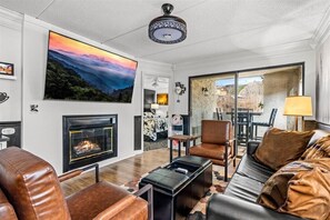 Smart TV y chimenea 