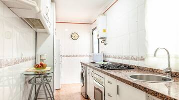 Een koelkast, een kookplaat, een koffiezetapparaat/waterkoker