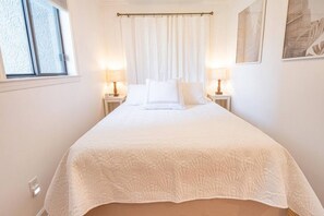 1 bedroom, desk, iron/ironing board, free WiFi - Private Balcony - Pickle Ball - Beach and Pool (Tybee Island)