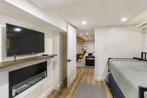1 habitación, escritorio, tabla de planchar con plancha y internet 