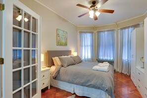 3 bedrooms, desk, iron/ironing board, free Internet - Jersey City Apt Near Liberty State Park & Metlife! (Jersey City)