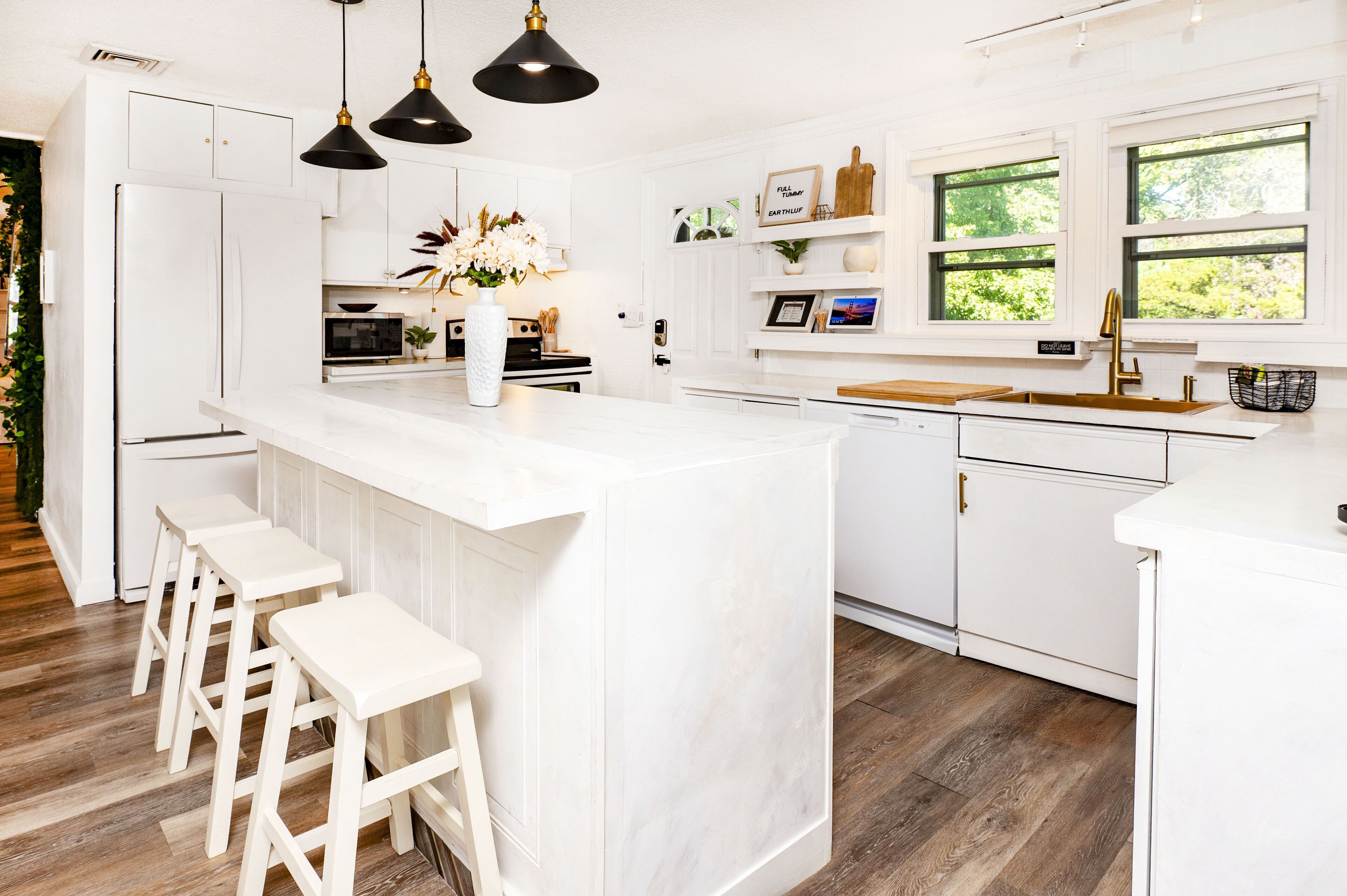 Jääkaappi, mikroaaltouuni, uuni, liesi