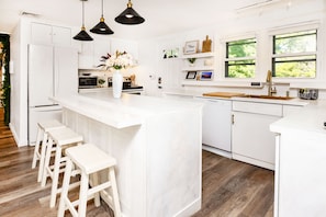 Fridge, microwave, oven, stovetop - Luxury New Haven Retreat • Private Pool, Gym, Cinema • Near Yale & Beaches (New Haven)