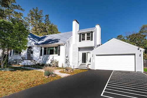 Luxury New Haven Retreat • Private Pool, Gym, Cinema • Near Yale & Beaches