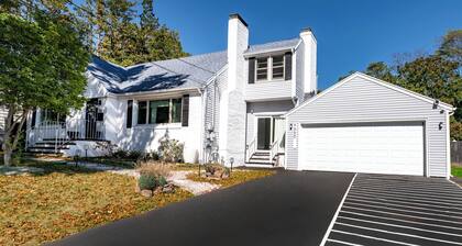 Luxury New Haven Retreat • Private Pool, Gym, Cinema • Near Yale & Beaches