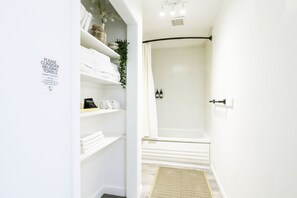 Hair dryer, towels, soap, shampoo - Luxury New Haven Retreat • Private Pool, Gym, Cinema • Near Yale & Beaches (New Haven)